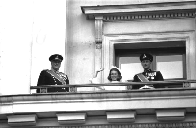 Det nygifte kronprinsparet hilser fra slottsbalkongen, 1968