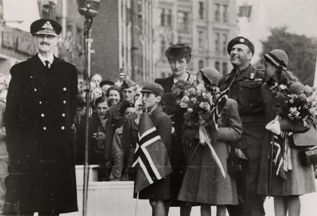 Kongefamilien på Rådhustrappen ved hjemkomsten til Norge, 7. juni 1945