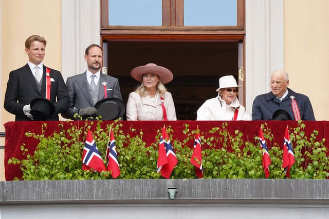 Kongefamilien hilser barnetoget fra slottsbalkongen, 17. mai 2026